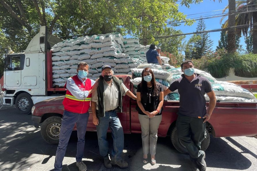 “Entrega de ayuda de insumos por situación de Emergencia Agrícola a Ganaderos Y Apicultores” en la comuna de Isla de Maipo.