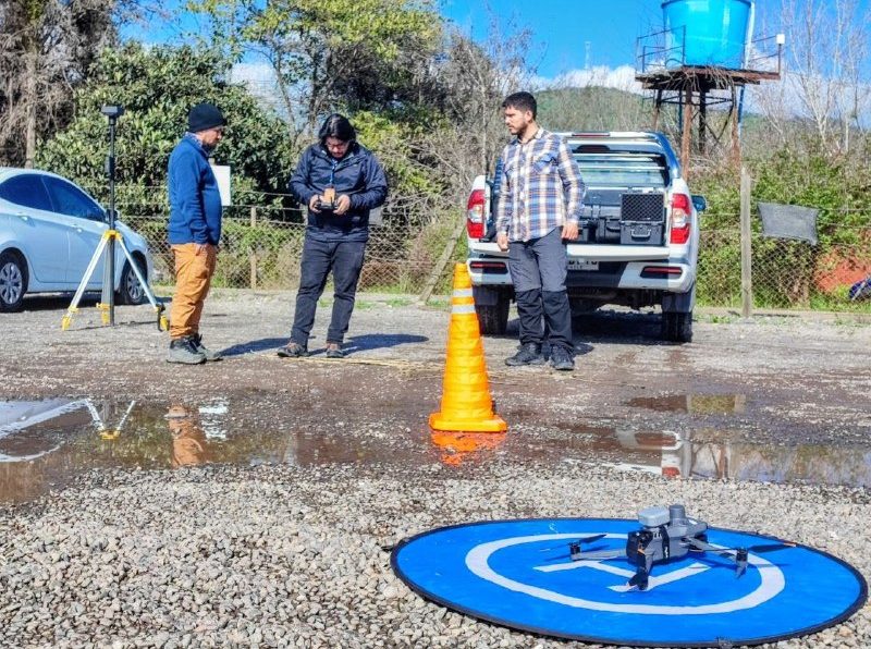 Funcionarios de la DGA y de la delegación estudian el comportamiento del Río Maipo en el sector de La Manresa durante el Sistema Frontal