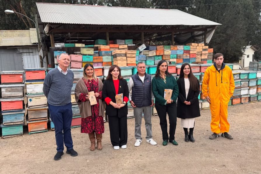 Gobierno refuerza compromiso con la agricultura familiar campesina durante visita a “Apilandia” en El Monte
