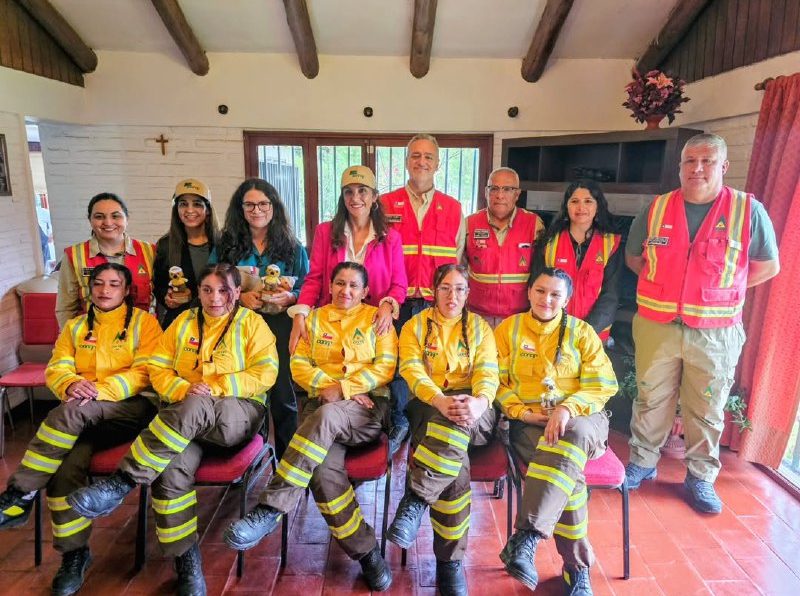 Histórico hito en El Monte: Ministra de la Mujer visita primera brigada forestal femenina de CONAF