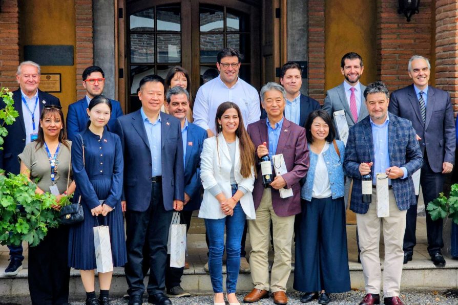 Isla de Maipo consolida su identidad enoturística en actividad con autoridades regionales y embajadas