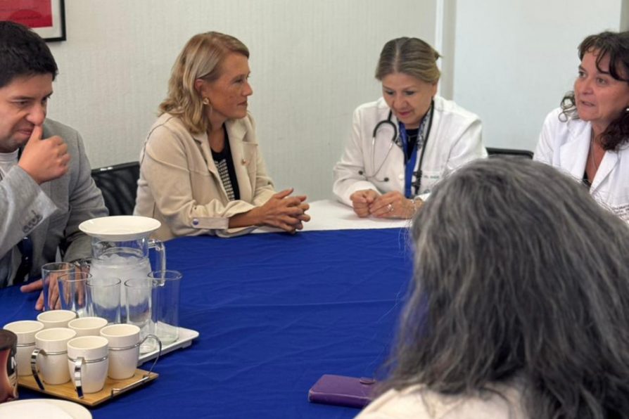 Annemarie Müller se reúne con la directora del Hospital de Talagante, María Lorena León
