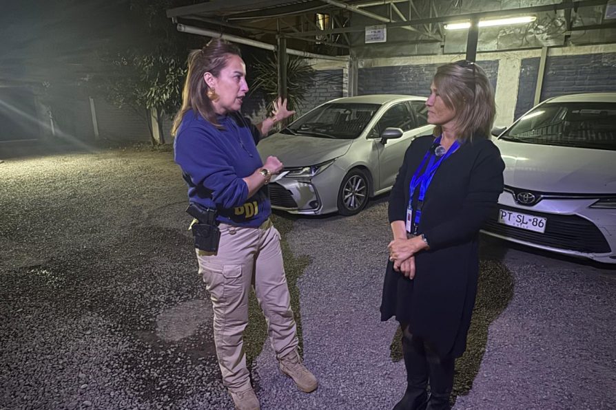 Delegada Presidencial Provincial realiza recorrido nocturno a dependencias de la PDI y Carabineros