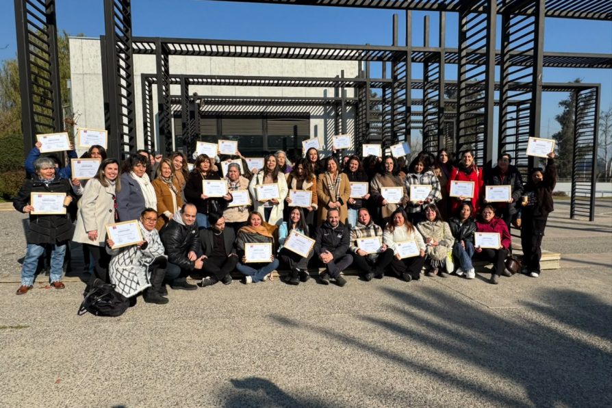 Autoridades participaron en certificación del Programa Mujeres Jefas de Hogar en Talagante