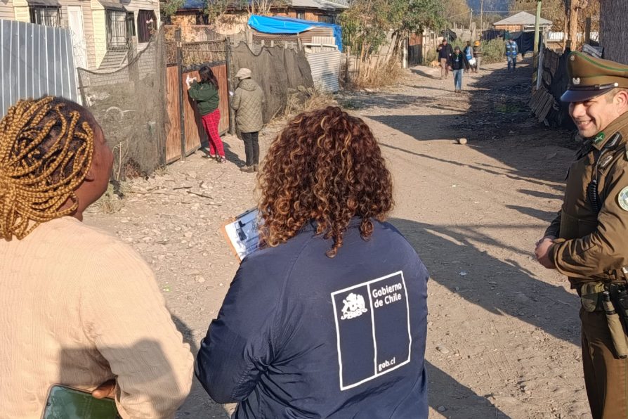 Delegación Presidencial Provincial realizó jornada de notificación preventiva en campamento ubicado en la ribera del río Mapocho