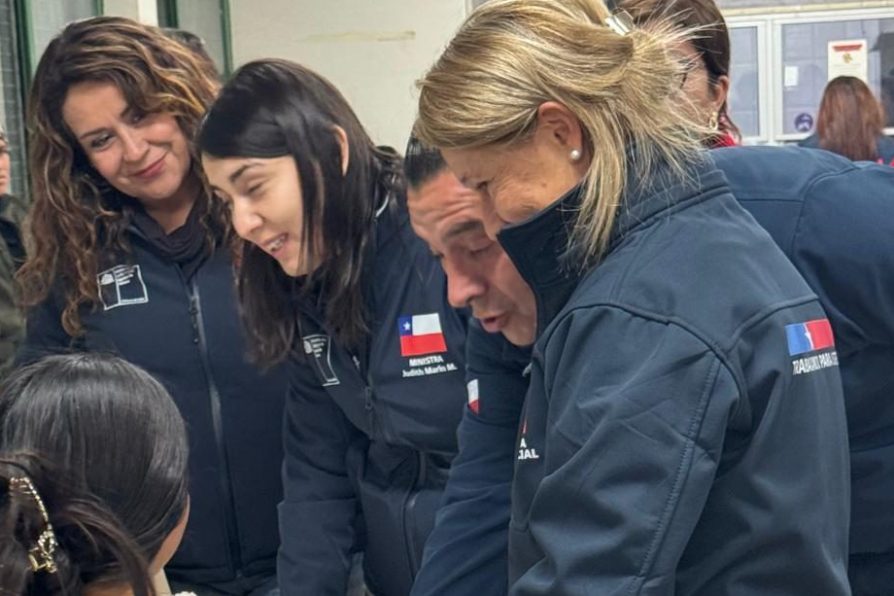 Ministra Judith Marín visita albergue de Talagante y coordina apoyo para familias afectadas por la emergencia