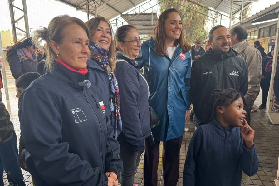 Ministra del Deporte Natalia Ducó y destacados deportistas visitan albergue de Talagante para entregar apoyo a familias afectadas
