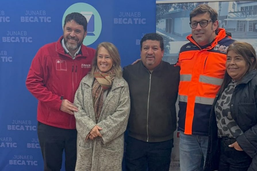 Estudiantes de séptimo básico de Isla de Maipo reciben computadores y herramientas digitales a través de la Beca TIC