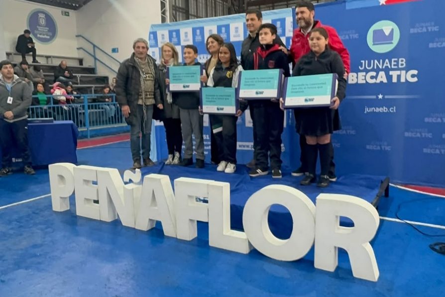 Cerca de 400 estudiantes de séptimo básico de Peñaflor reciben computadores a través de la Beca TIC