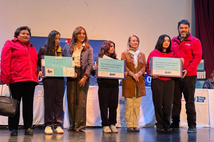 216 estudiantes de El Monte recibieron su computador gracias a la Beca TIC