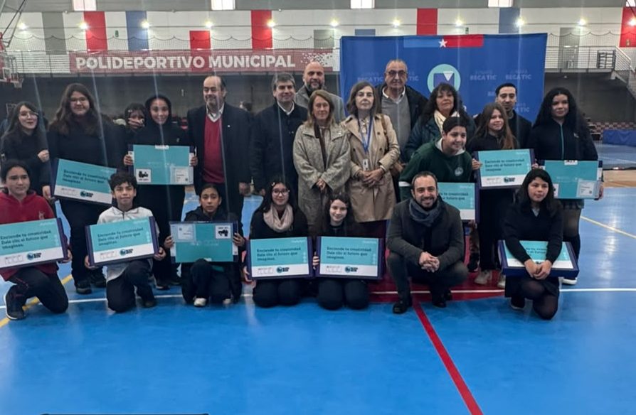579 estudiantes de Talagante recibieron sus computadores gracias a la Beca TIC