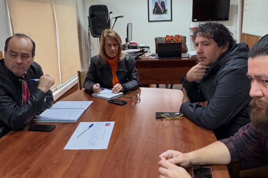 Delegada Presidencial se reúne con directiva de Provincial Talagante para abordar condiciones de seguridad en partidos como local