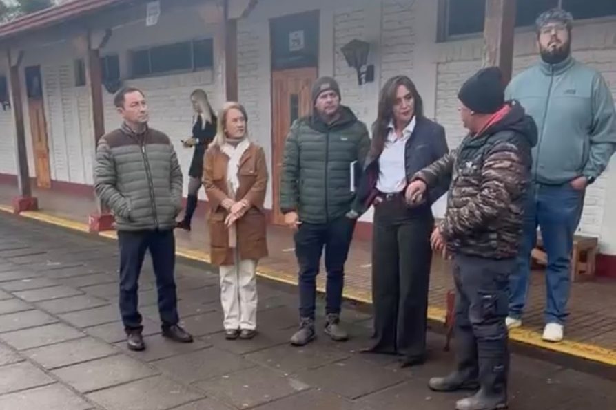 Delegada Presidencial y alcaldesa de El Monte visitan establecimiento educacional afectado por sistema frontal