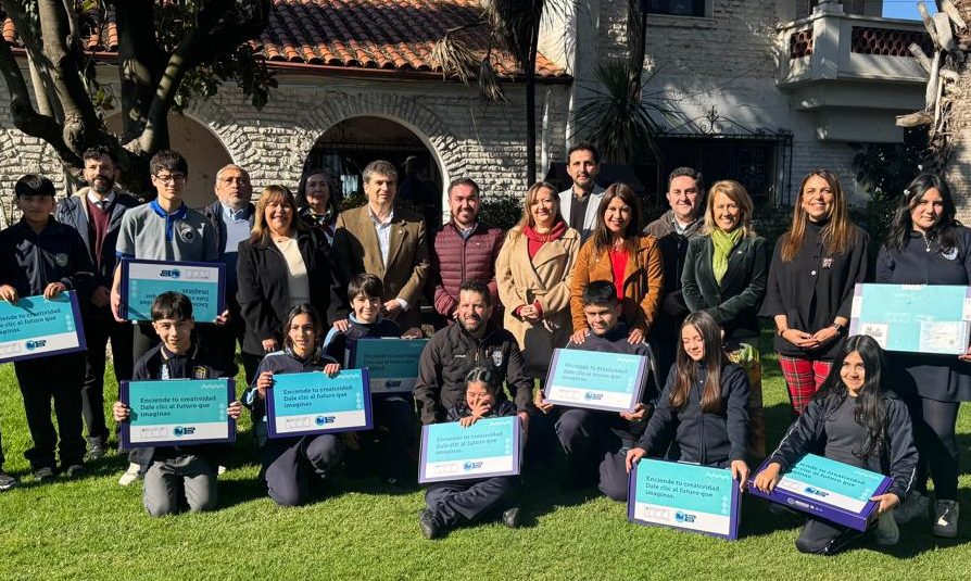 Estudiantes de Padre Hurtado recibieron computadores a través de la Beca TIC de JUNAEB